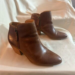 FRYE AND CO. Chestnut Leather Ankle Booties